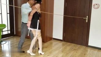 捆綁調教顏值不錯嫩模絲襪女僕裝