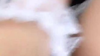 逼毛濃厚的小少婦直播，女僕裝情趣大奶肥臀很有肉感