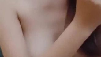 身材苗條奶子卻很豐滿美女主播先跳段騷氣脫衣舞
