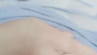 ちょっとかわいい美人キャスターが美容室に見習いとして侵入し、誰も準備ができていない中、マスターの手伝いを隠し撮りする。