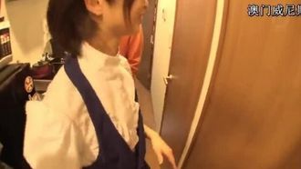 川上七海 Cosplay 为女孩并回家中出