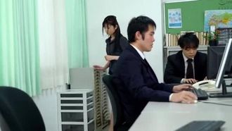 DOKS-517 乳首いじりが日常生活に溶け込んだ世界で、いじられていることには気づかないまま乳首を固く勃起させ、乳首イキすらしてしまう日常的敏感乳首生活