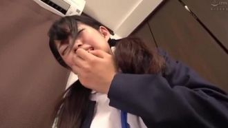 只要接吻就能濕潤的陰部汁液天使！成人的大雞巴被擰進滴著愛汁的濕漉漉的小穴，大量渾濁的真液滴落，同時持續高潮SEX