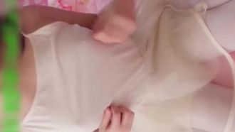 甘さが空気に浸透しています - かわいい白江がチュチュの端にある胸に触れて私を誘惑します