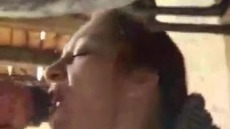 成熟的女孩对残酷的野兽性疯狂吞下了女孩性马场景中的大量