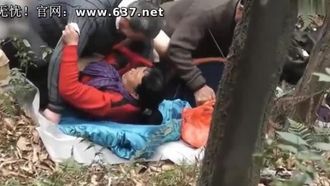 An aunt and uncle who are over 50 years old and have a strong sexual desire are having sex in the mountains