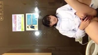 女子高生がトイレで自撮り