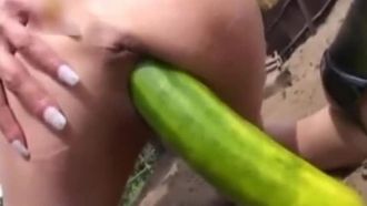 荡妇骑着巨大的黄瓜在野兽女孩的性爱动作中深喉骑乘马的鸡