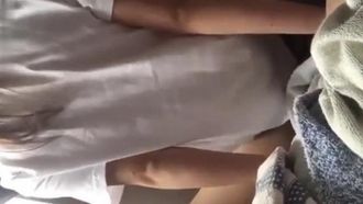 小女友坐在上面超会摇，感觉有练过