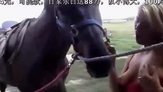 餓了公雞的金髮碧眼的愛好者撫摸她