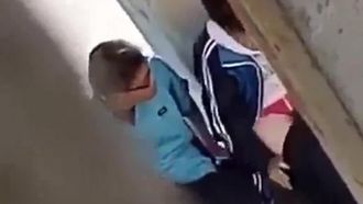 今日の学生はみんなそんなに勇敢ですか？ 彼らは日中外でセックスし、女子学生は蓮華座で観音と遊ぶことさえあります。