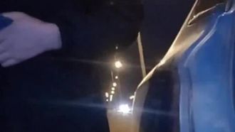 エッチな若い女性が屋外で車を運転していて、道端で車を止めて後ろから犯されます。それが好きなら、見逃さないでください。それ。