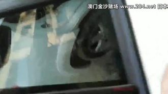 对白搞笑淫荡骚男路边搭讪与老公打架被丢到大马路上的黑丝无内美少妇拉到没人地方激情车震高潮叫的是真爽