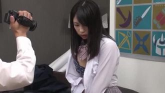 【第一卷】班上那個常常欺負我的女生終於來我家了！所以我用隱藏的攝影機拍攝了整個過程。當我告訴她我找到了她欺負我的證據時，女孩的態度突然轉變了……她無法抗拒，開始接受我的調皮要求！但被拍照的感覺真好