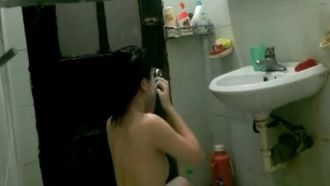自宅で入浴中の美少女を撮影