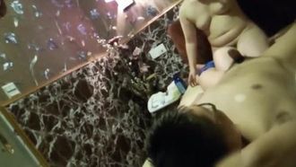 ダブル11では、最初にマッサージをしてから、その女性をからかって、サウナに行きました。