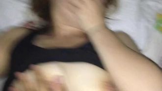 一人で家を借りた女の子が見知らぬ男に首を絞められ乱暴に犯され泣き叫ぶ。wmv