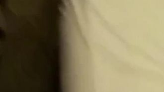 丰满肥臀少妇主播户外勾引个年龄不大的小青年直播打炮