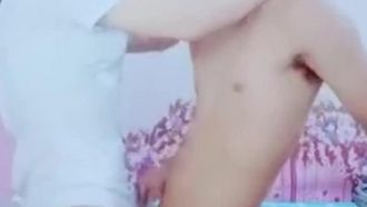 【國產自拍直播】小伙子和漂亮女友做愛直播