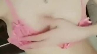 【美女オナニー】色白で優しい美女が陰唇を広げてオナニー