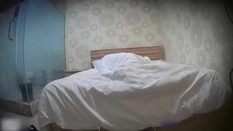 【ホテル隠し撮り】屈強な男と若い女が秘密のポーズの数々