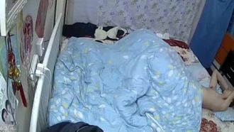 【監視・盗撮】小さな家に住む若い夫婦がベッドの上でおしゃべりしながらセックスしていた