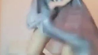 【国内オナニー生放送】ベッドの上でダブルバイブでオナニー、全穴必須