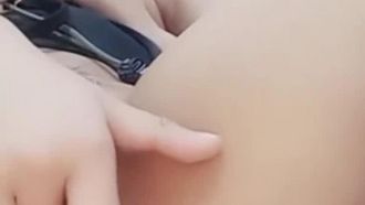 【ショートヘアの可愛い女の子】ベッドの上でオナニーする音がいいですね