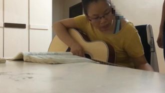 One-on-one private guitar teacher comes to teach a good-natured woman with glasses to play the piano and teases her during break time, forcibly strips her naked, has sex with her, and cums inside her, the woman’s ass is really fat, Mandarin dialogue 1080P original version
