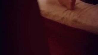 网红哆啦剧情演绎女儿看AV按摩器自慰被爸爸发现推门进去啪啪啪对白淫荡
