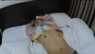 性感美女陪闺蜜KTV见网友喝多上厕所时2男想在厕所操她,没得手后把她带到酒店轮流干