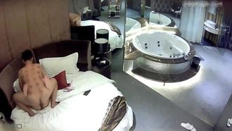 情趣酒店豪华套房360水滴摄像头偷拍情侣开房啪啪听口音东北人