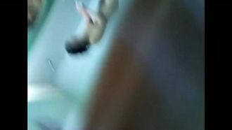 妹纸不听话被男友吊着用勺子打BB，哭着认错，然后放下来再狠狠操 咪咪很大很漂亮