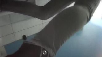 Follow a girl into the women's restroom and spy on a high-heeled girl playing with her mobile phone