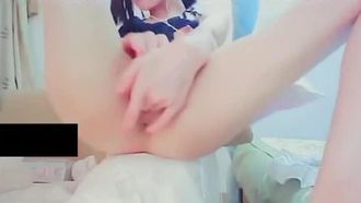 美しい女の子がライブでオナニーし、良いマンコを持っています