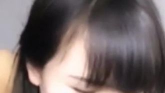 美女在BMW車上自慰