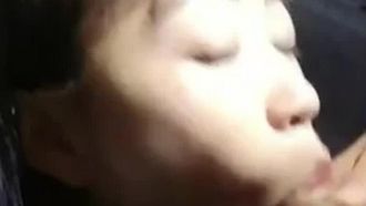 夜に野外でセックスする美しい女の子