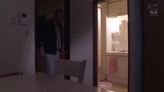 年輕妻子 Angel Moe 在丈夫身邊被公公強姦