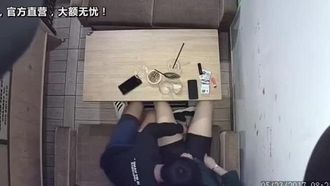 小情侶就是有激情啊中午吃飯的時候還要在包廂裡偷偷來一炮