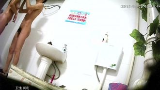 賃貸住宅長期盗撮シリーズ1 トイレ帰りに彼氏と一緒にシャワーを浴びる豊満娘