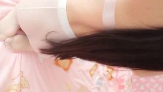 3インチのロリOLスカートを履いた激カワ美少女、黒ストッキング、偽J8で潮吹き、最高の無毛ピンクマンコ、パパを求めて叫び、オーガズムと潮吹き
