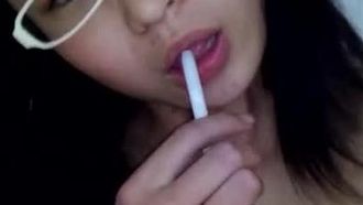 Am I beautiful? Do you like it? A girl wearing glasses took off her clothes and took a selfie in the boudoir at home. Why is her BB so dark? She inserted the hole with an oil pen and then licked it.