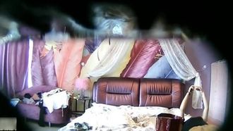 特色酒店偷拍气质女神范美女白领利用中午休息时间和异地情人开房,时间紧美女主动坐上去操,男的连续内射2次!