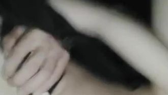 為了禮物太拼了美女主播在寒冷的夜晚和兩個大爺戶外玩3P直播對白搞笑