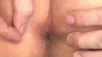 伪娘被肛着内射小穴。小翼