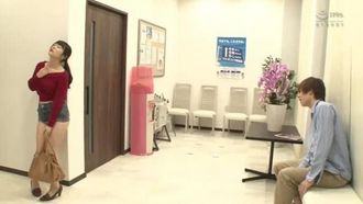 我看到一个穿着超短裙的女孩就诊后从医院候诊室走了出来。