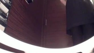 美女如云的餐厅高级坐厕第23季美女的粑粑粘到了屁股上要站着仔细擦