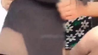 美しいアンカーは再び運転手を彼女と性交するよう誘惑しましたが、運転手は彼女を性交する勇気はありませんでした、「マスター、一度私を性交してください。そうすれば料金を2倍にしてあげます。」