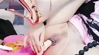 乙女心を持ったコケティッシュなお姉さんがコススーツとハイヒールを履いてアナルをマンコに挿入すると膣内は白い汁で満たされます。
