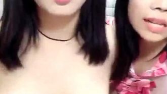 顏值不錯大乳暈姊妹花第三彈互舔互摸自慰扣逼浴室洗澡秀喜歡不要錯過